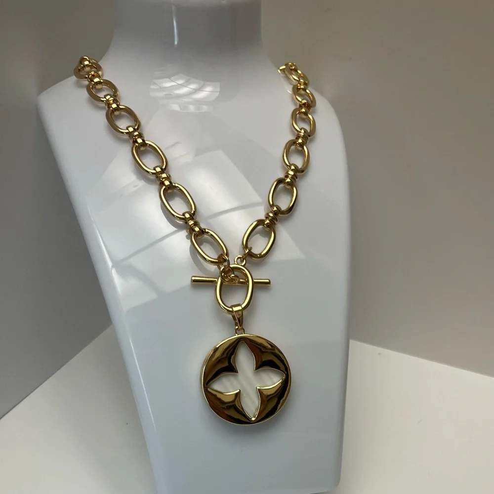 NWT ⚜️🤍⚜️ Camila Coelho Gorgeous Mother of Pearls medallion Necklace - Picture 5 of 16